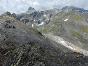 02. Vers le col Fenetre de Ferret apparait l'alternance de bandes blanches (quartzites, anciennes plages sableuses) et noires (schistes graphiteux, anciens marécages carbonifères).