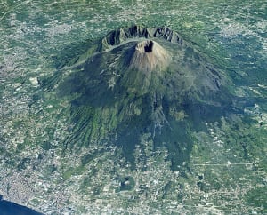 3.Il Vesuvio dall’aereo come Stoppani non l’ha mai visto, oscura minaccia per un insediamento urbano dalle dimensioni ingestibili in caso di allerta.3vesuvio-light 3.Il Vesuvio dall’aereo come Stoppani non l’ha mai visto, oscura minaccia per un insediamento urbano dalle dimensioni ingestibili in caso di allerta.