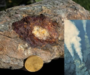 9. Una testimonianza dalle nostre miniere alpine: una sezione in rame del tubo di una sorgente minerale idrotermale sul fondo dell'antico oceano, di cui è raffigurato sulla destra un esempio attuale del Pacifico. Foto Ifremer.