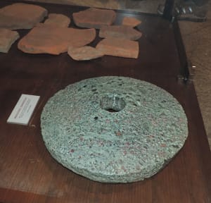 9.Macina presumibilmente valdostana conservata al Museo archeologico di Mergozzo (VB), proveniente da scavi a Candoglia in contesto tardo-antico.
