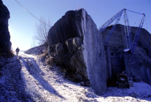 Col cuore in gola nel dedalo della cava, silenziosa lassù d’inverno, alla ricerca di una via d’uscita... Col cuore in gola nel dedalo della cava, silenziosa lassù d’inverno, alla ricerca di una via d’uscita...
