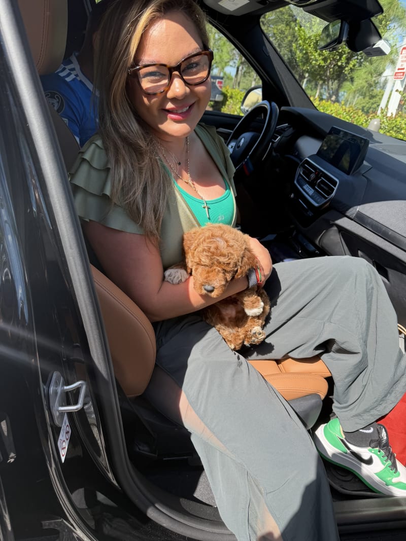 Cachorro junto a su nueva familia feliz