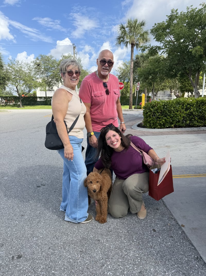 Cachorro junto a su nueva familia feliz