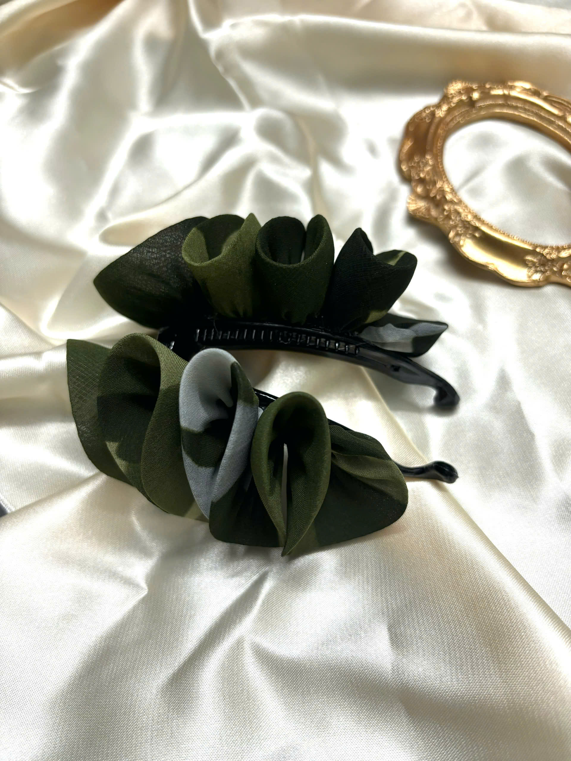 Kẹp Me Voan Nhún Bèo Tông Xanh Rêu Camo Vệt Trắng