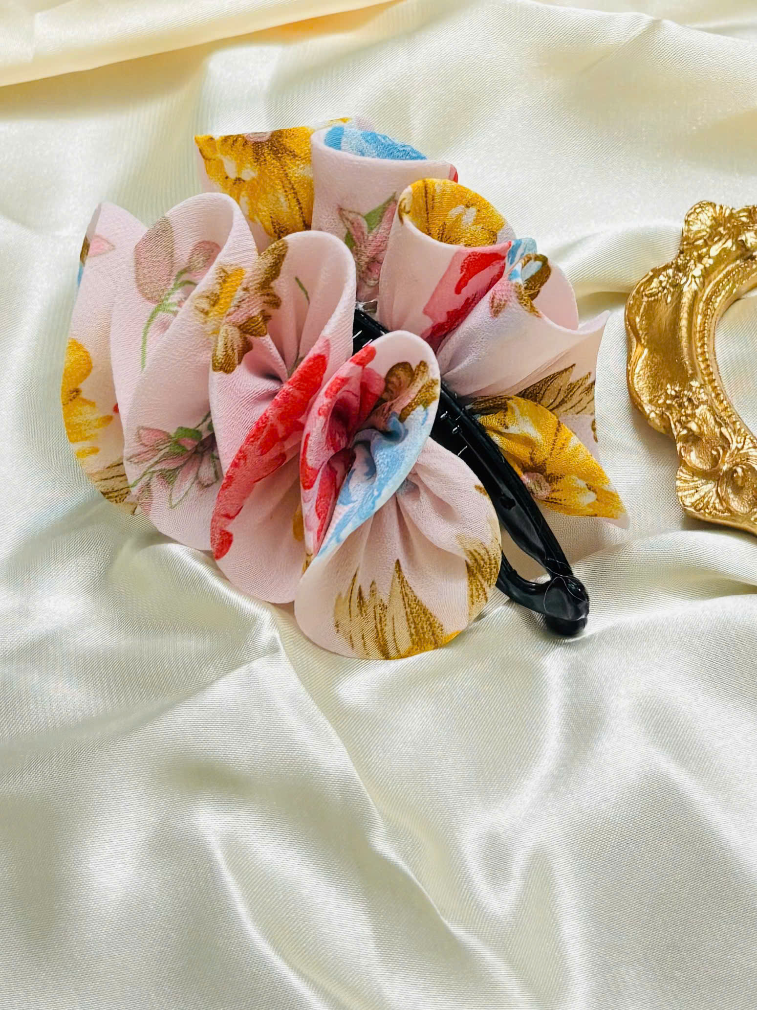 Kẹp Me Voan Nhún Bèo Hồng Pastel Hoa Nghệ Thuật