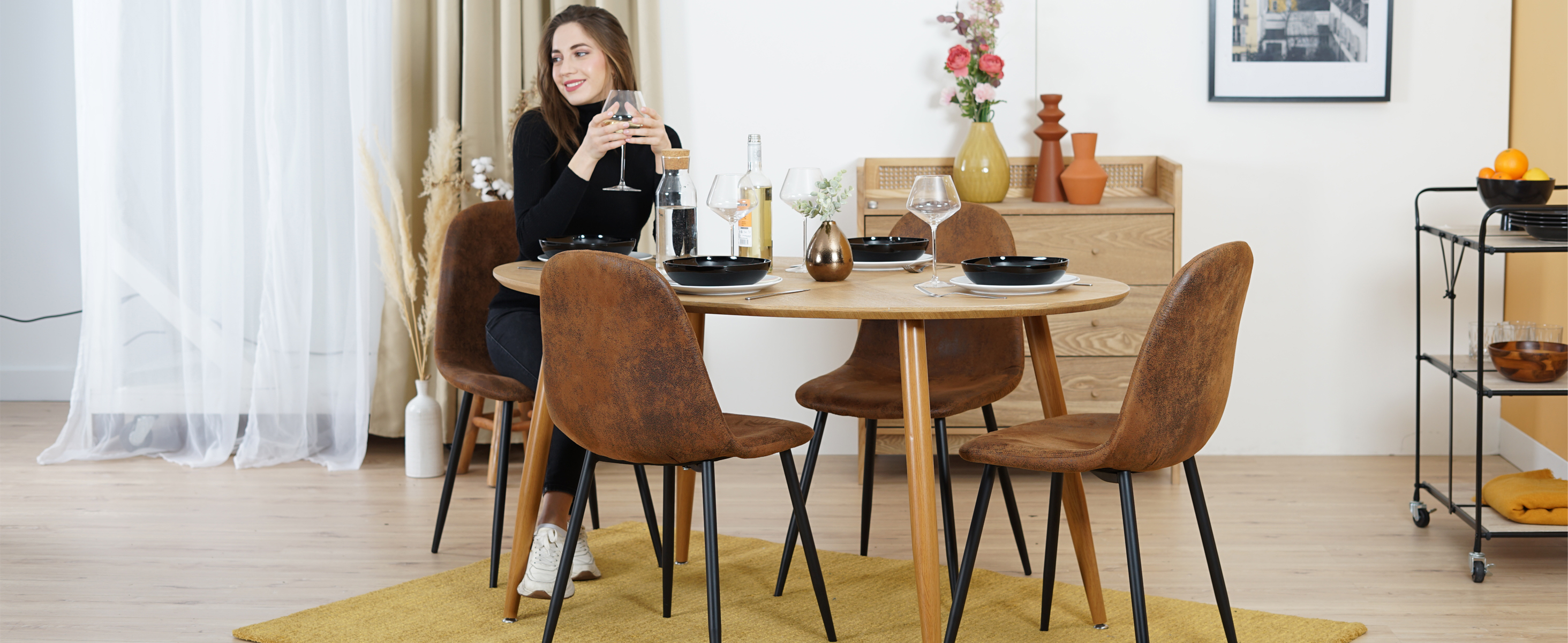 Chaises de salle à manger industrielles en suédine scène repas