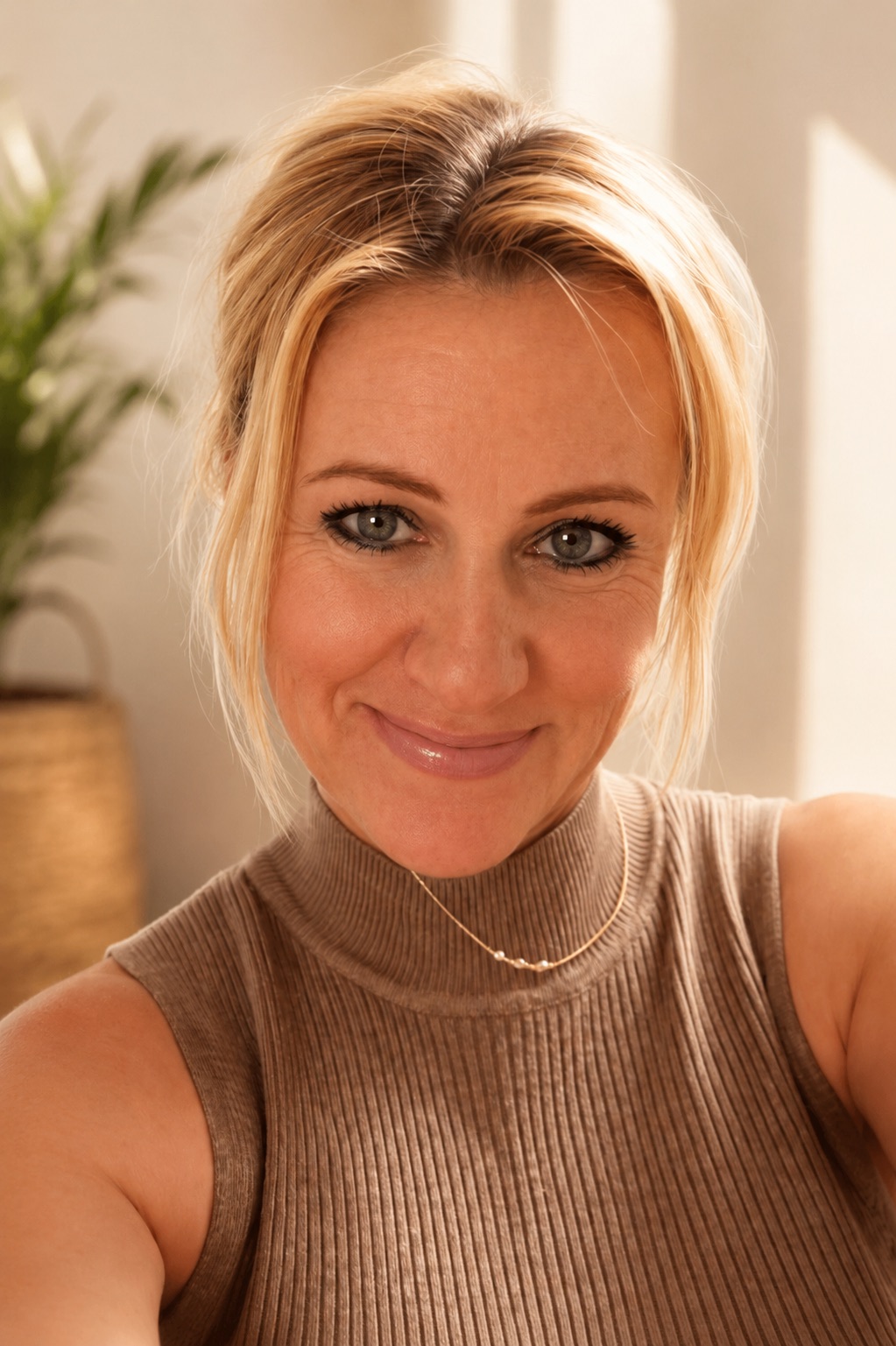 Susi Davies Main Portrait