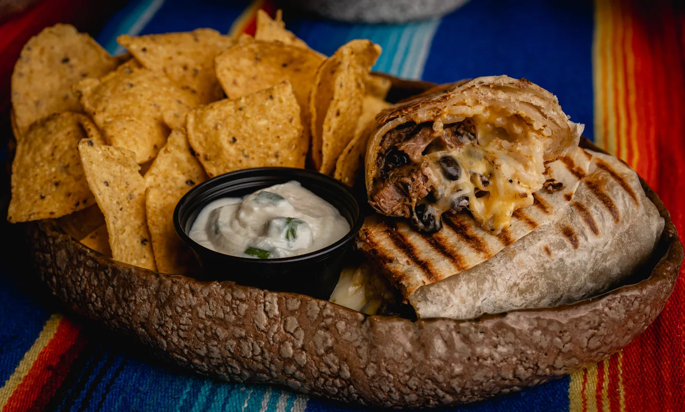 Burrito De Res Asada Con Nachos