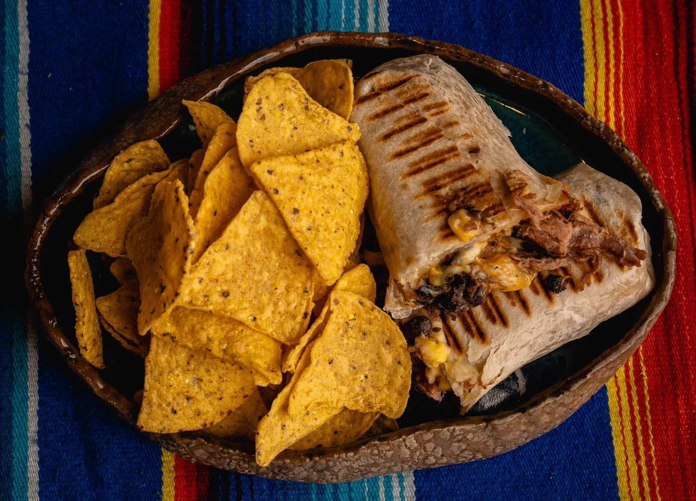 Burrito De Cochinita Con Nachos