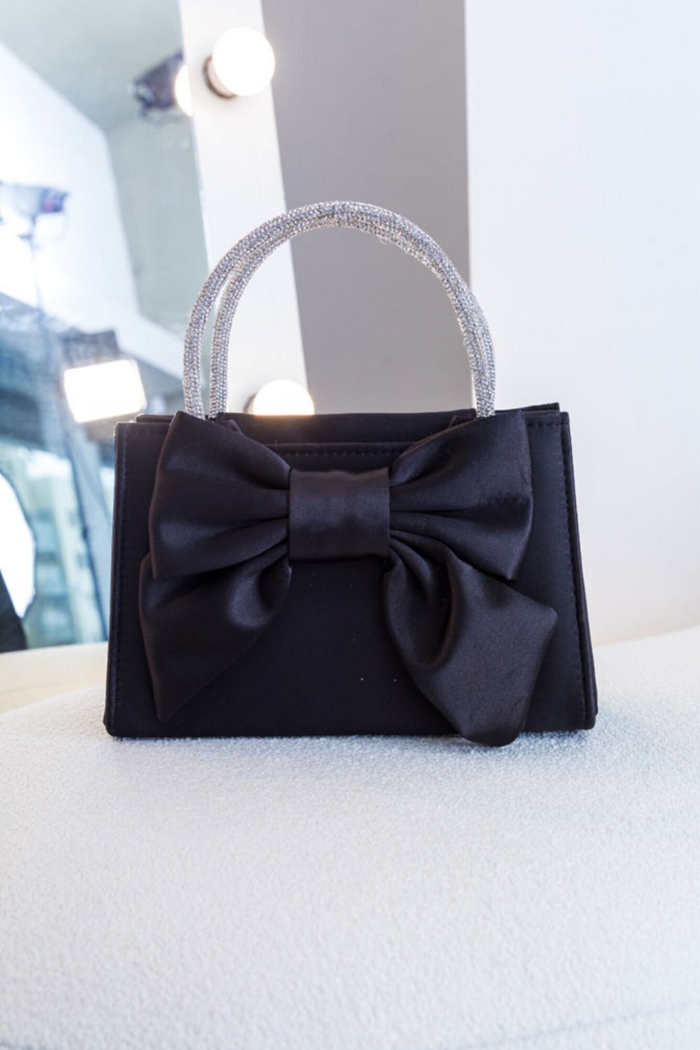 Cartera con Moño Negro y Manijas Brillo