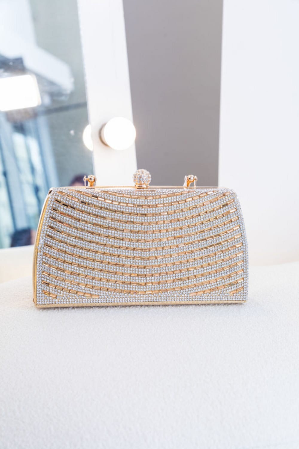 Cartera de Mano con Asa Fondo Plata con Brillo Dorados