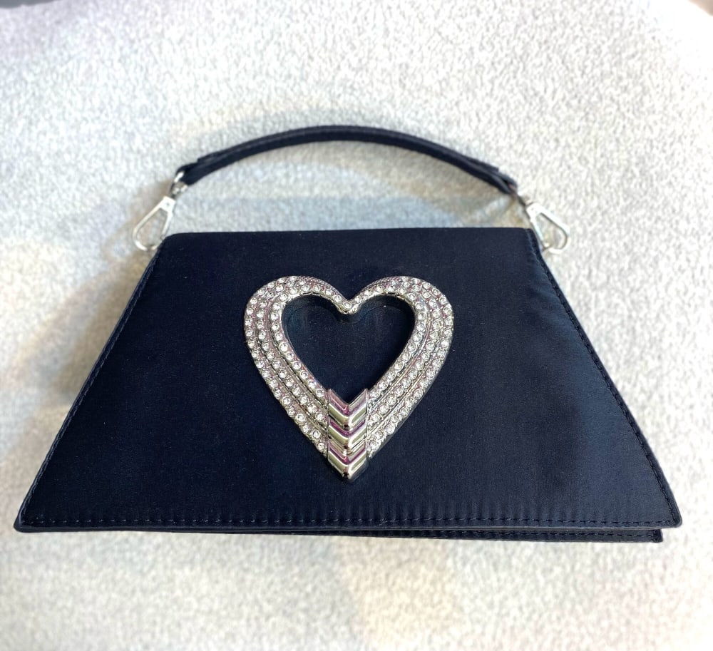 Cartera Negra con Corazón Plata