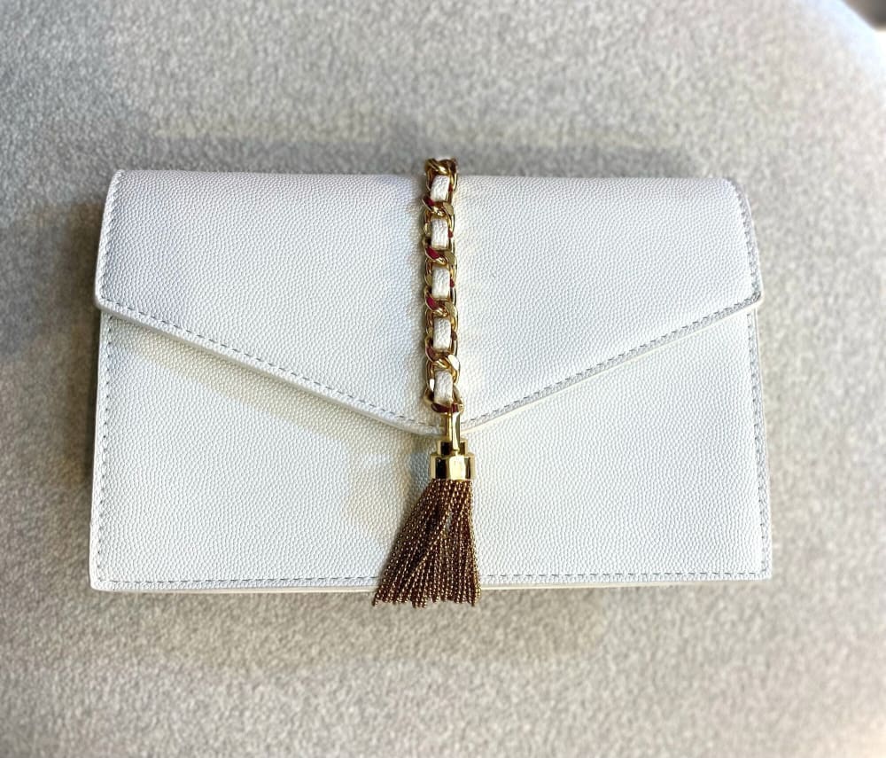 Clutch Blanco con Cadena Dorada