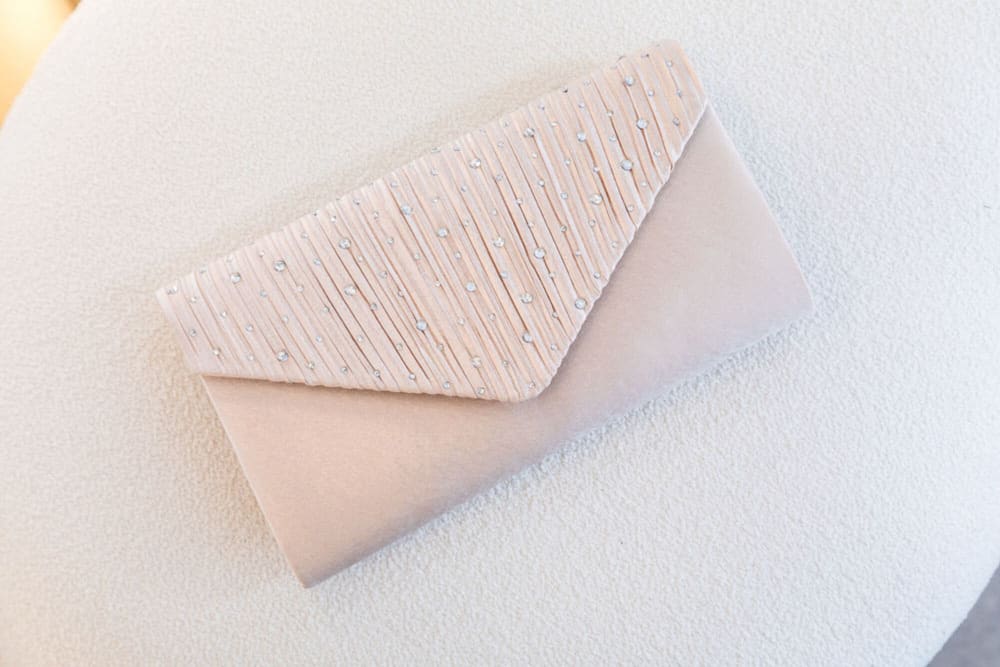 Clutch Color Humo con Piedras