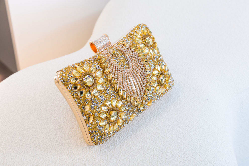 Clutch Dorado con Brillos Dorados