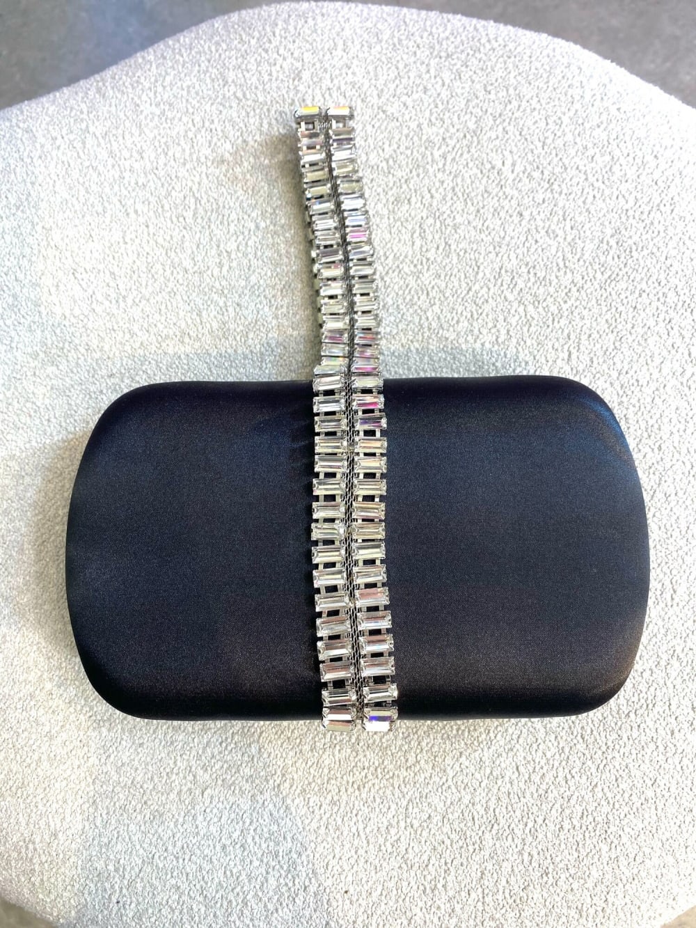 Clutch Negro con Agarre Plata del Medio