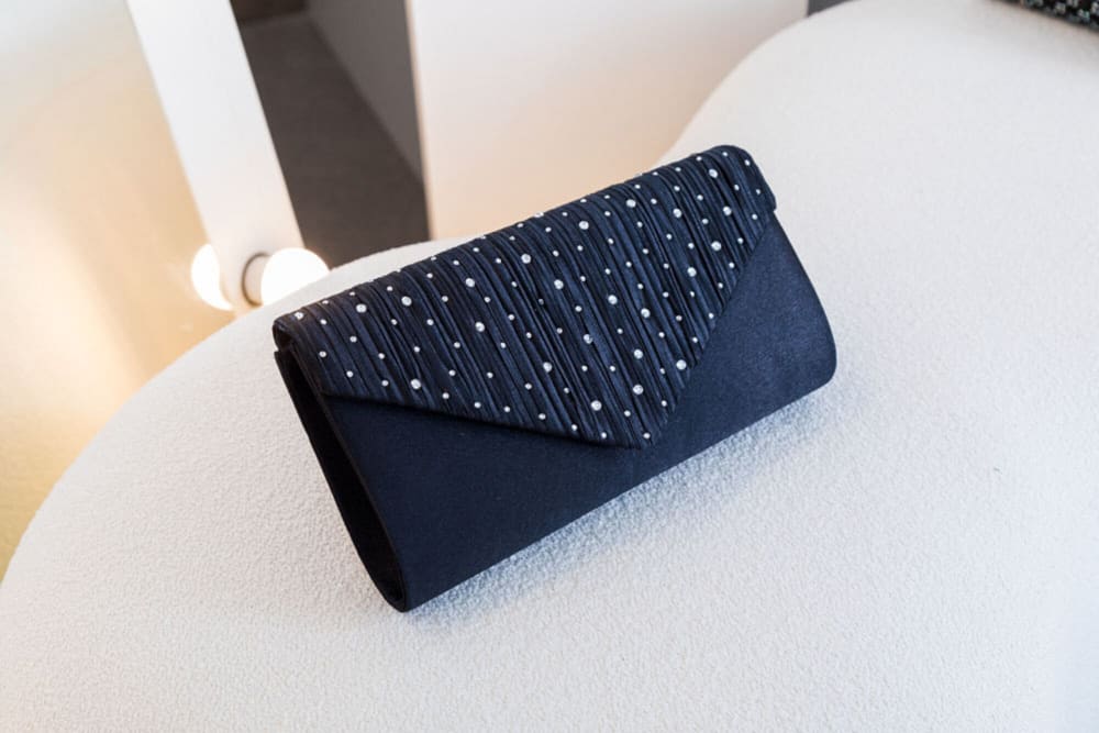 Clutch Negro con Piedras Redondas