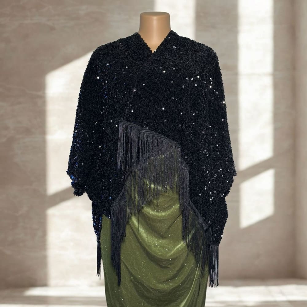 Poncho de Fiesta Negro con Lentejuelas Negras y Flecos — Steve Madden
