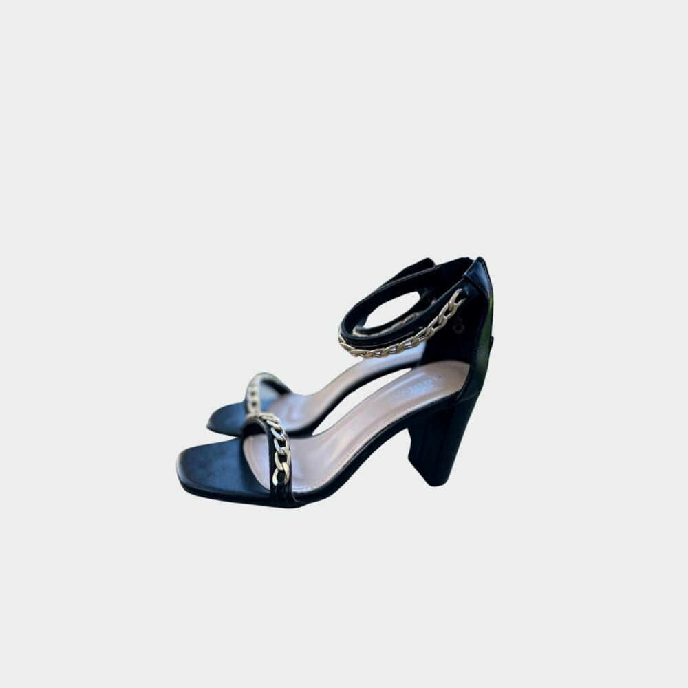 Sandalias Negras con Cadenas Doradas
