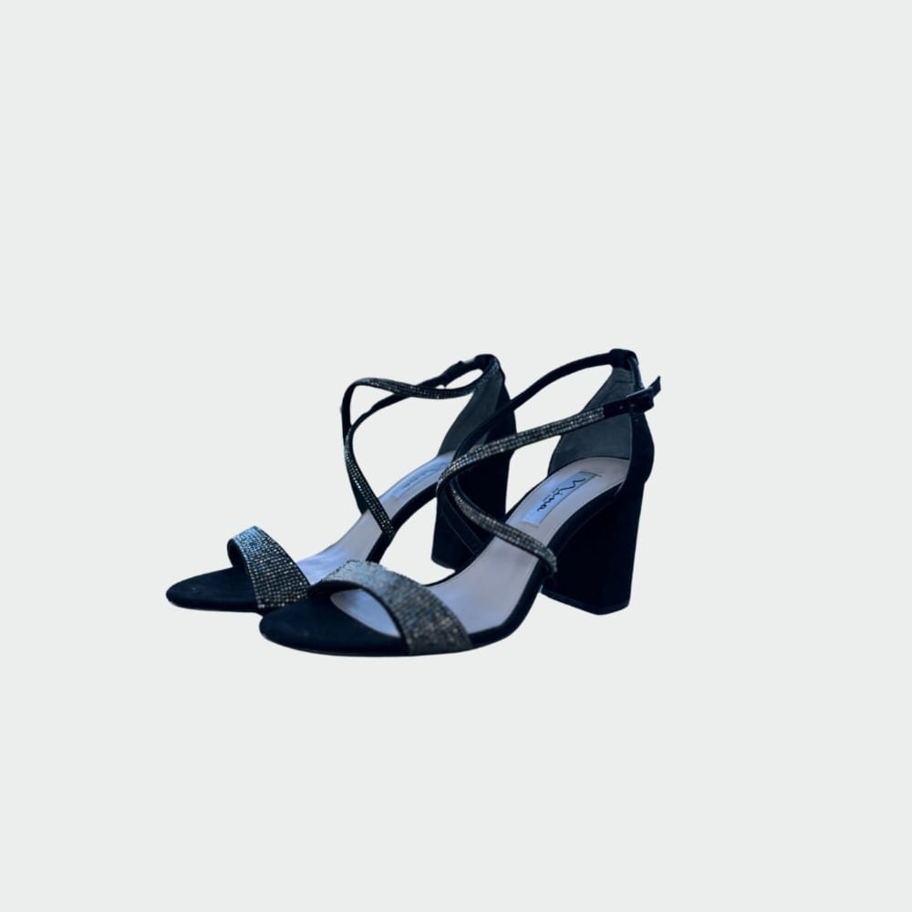 Sandalias Negras con Tiras de Brillo Plata