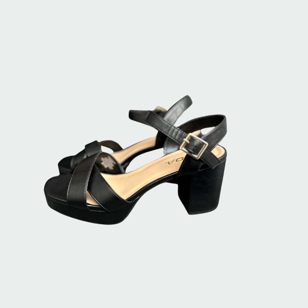 Sandalias Negras Cuero Soda Bajas