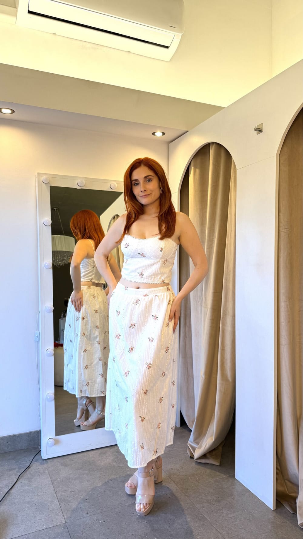 Top y Pollera Blanca con Flores