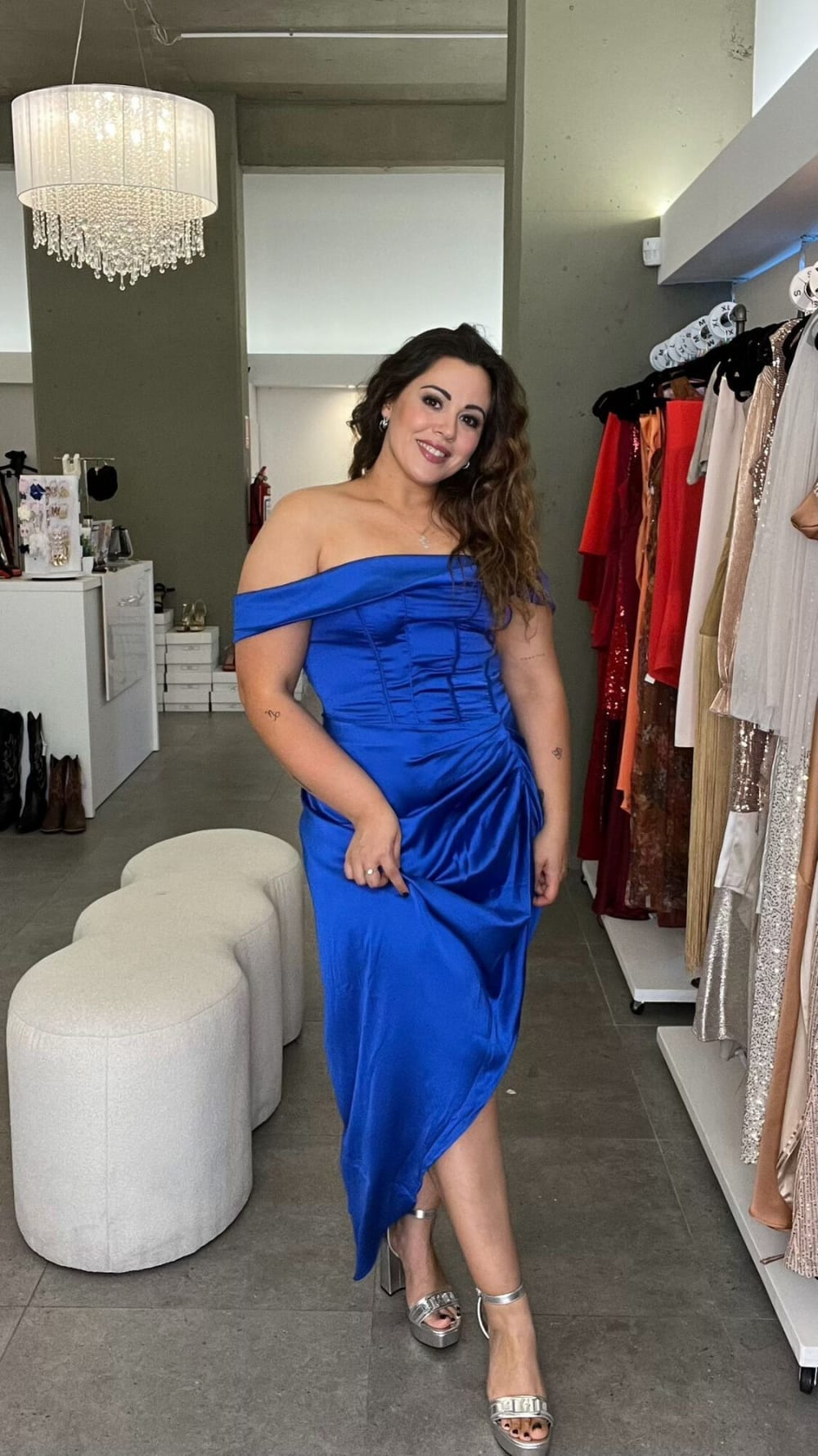 Vestido Azul con Hombros Caidos Largo Tajo Escote Cascada