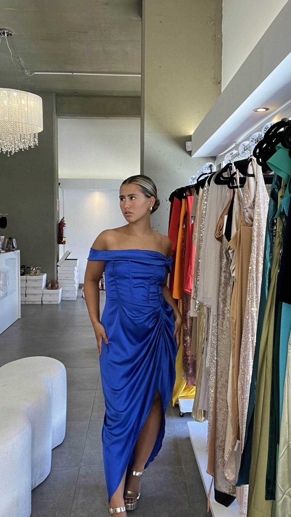 Vestido Azul con Hombros Caidos Largo Tajo
