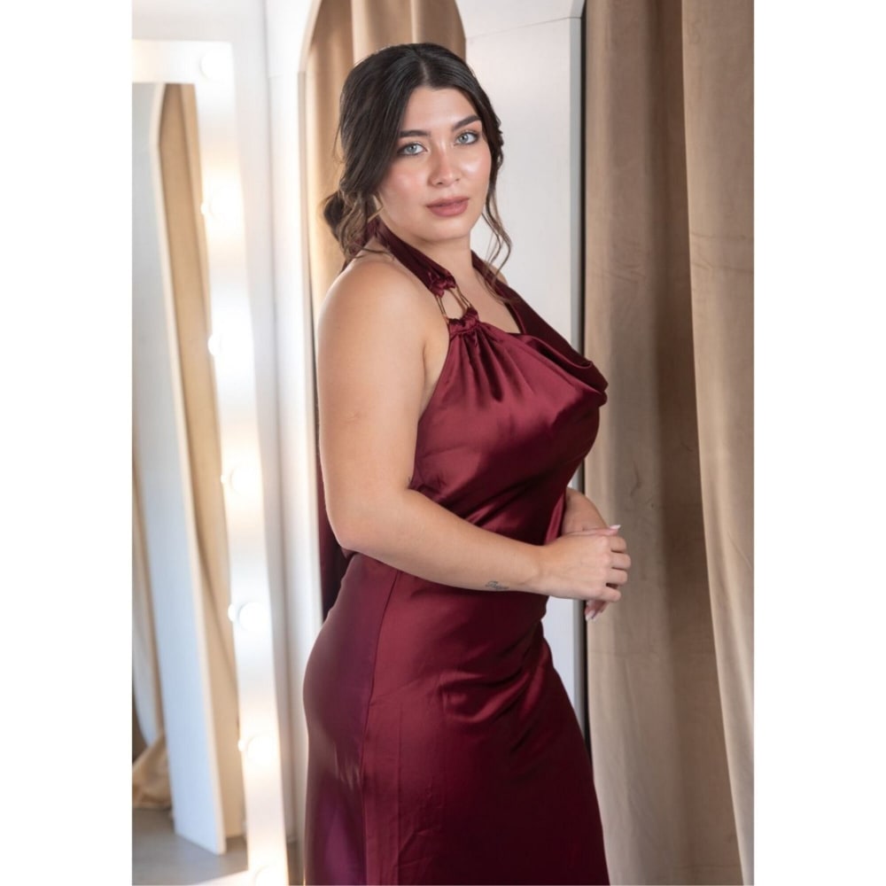 Vestido Bordó Largo con Cuello Halter y Escote Cascada
