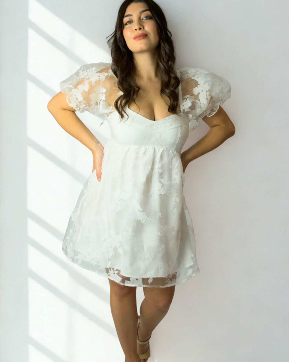 Vestido Corto Blanco con Sobrevestido de Flores y Mangas Cortas