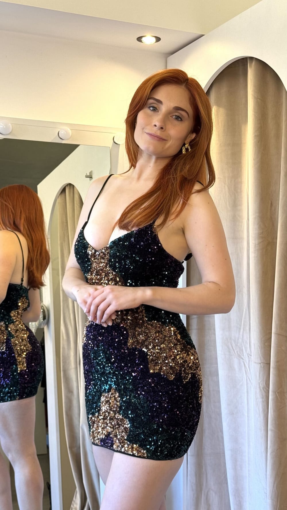 Vestido Corto con Lentejuelas Doradas Verde y Violeta