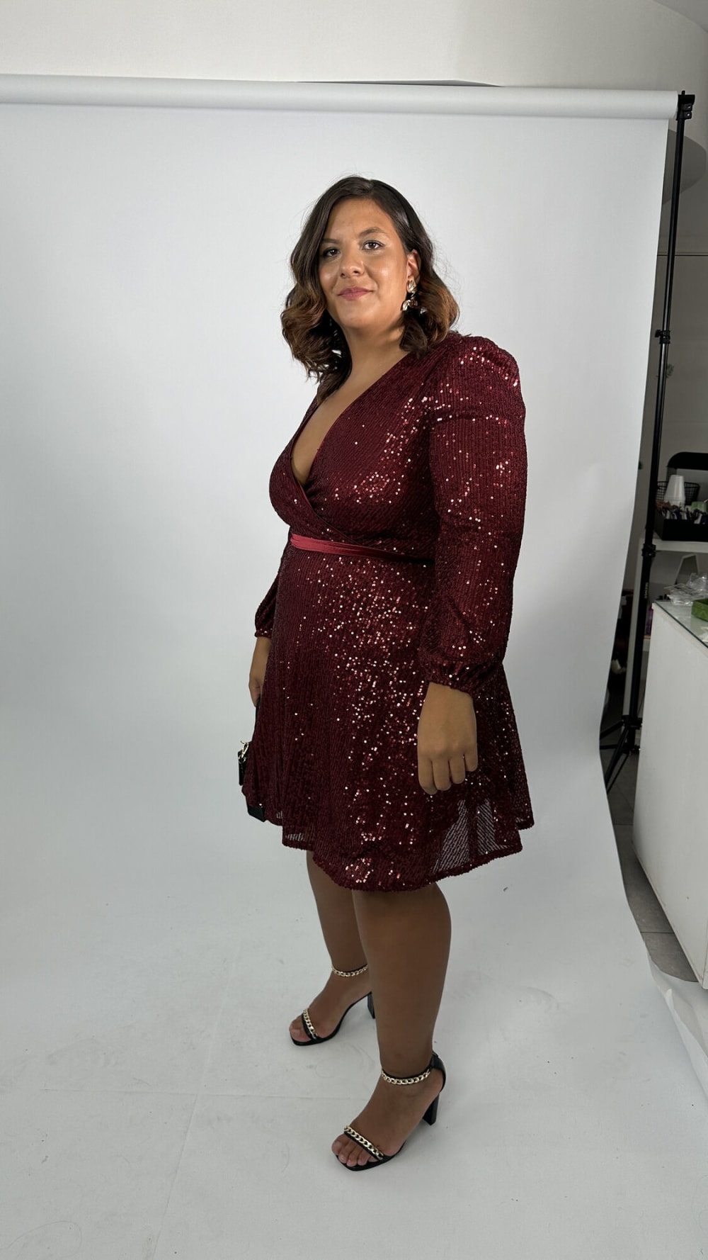 Vestido Corto con Lentejuelas y Lazo Rojo