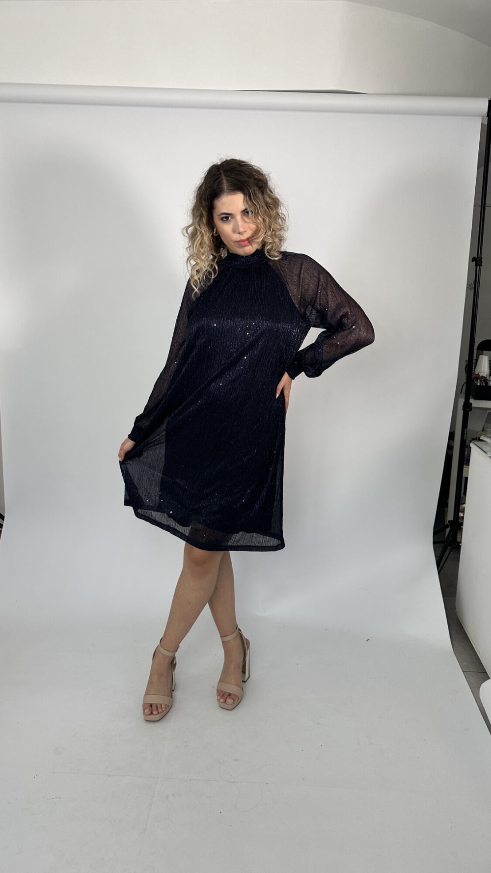 Vestido Corto con Mangas Dot