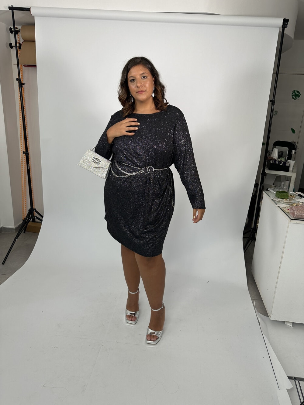 Vestido Corto con Mangas Negro con Brillos Plata