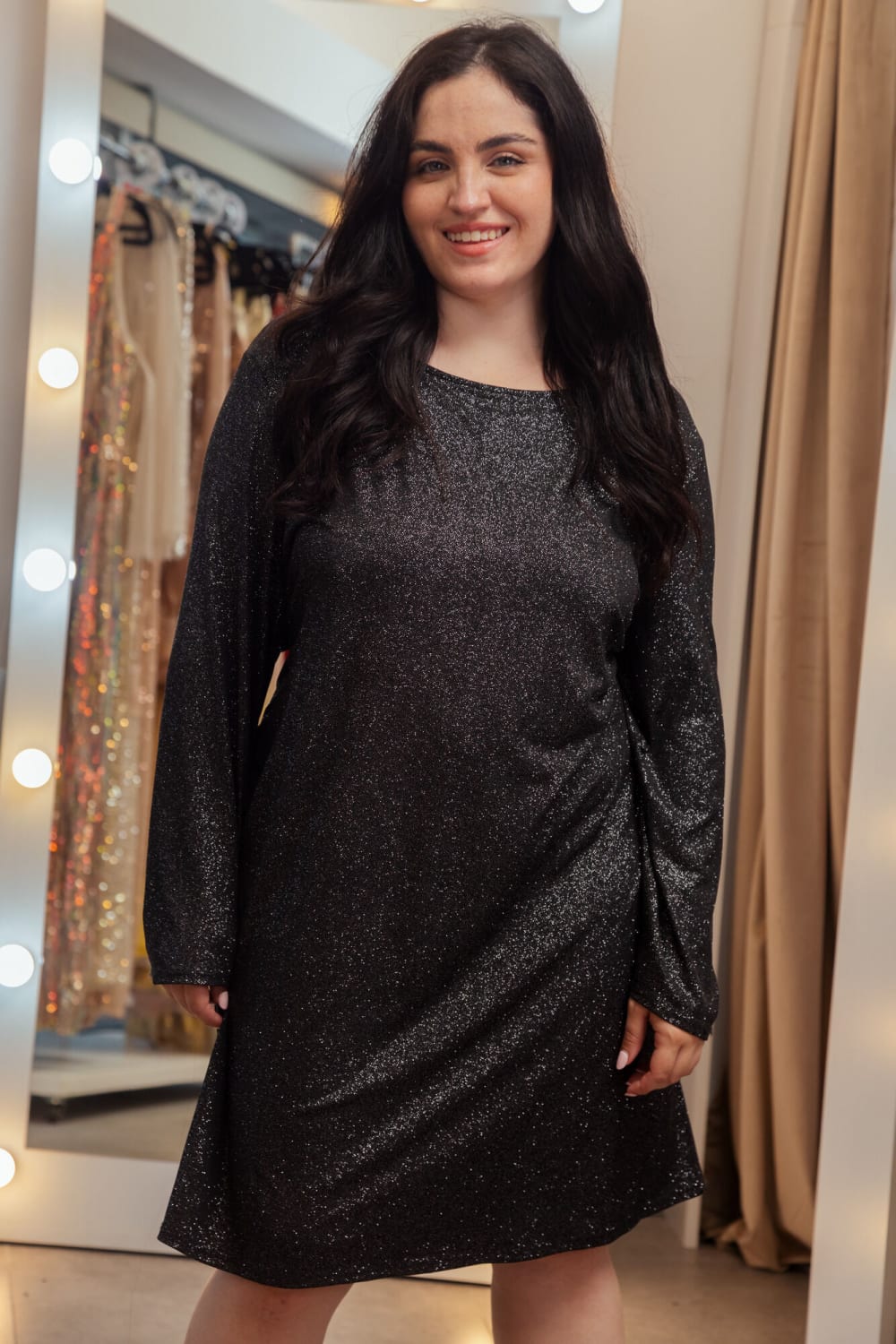 Vestido Corto con Mangas y Brillo