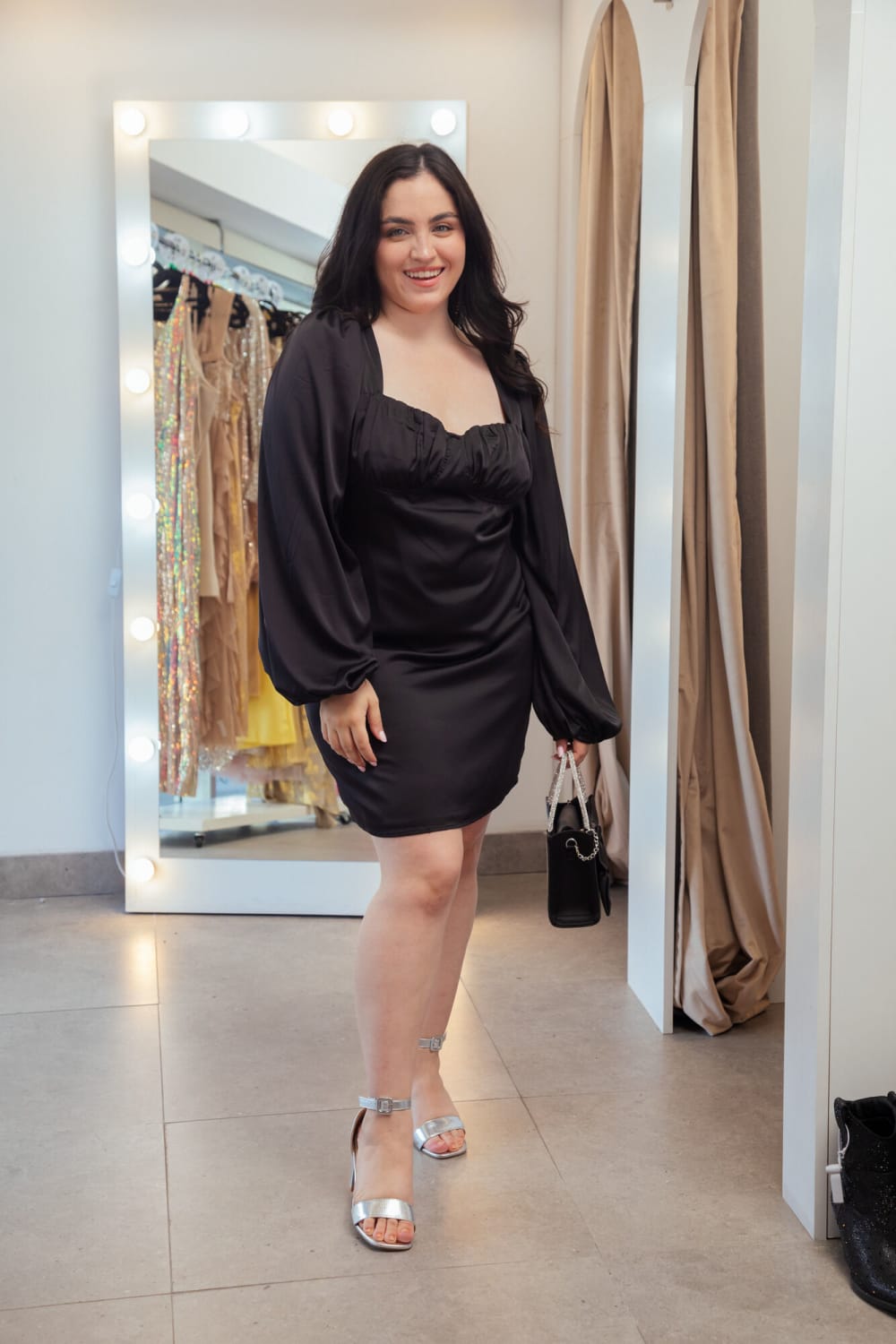 Vestido Corto Escote Corazón Negro con Mangas
