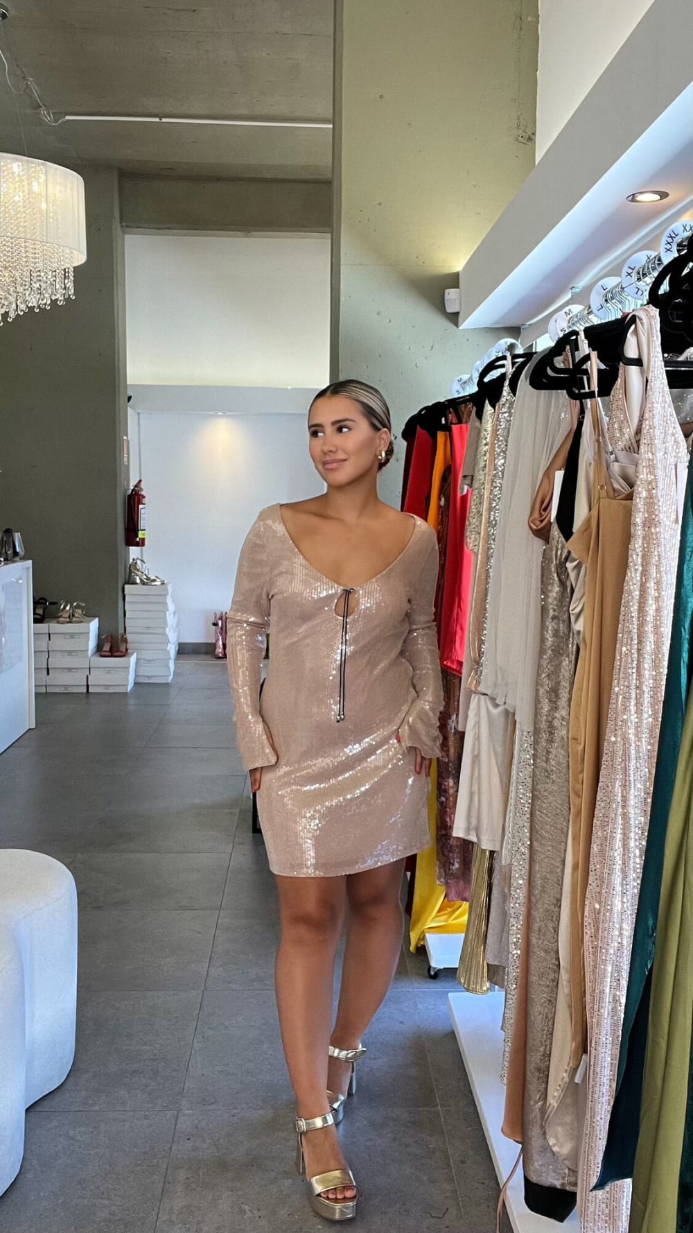 Vestido Corto Manga Larga con Cuerdas Negras en Escote