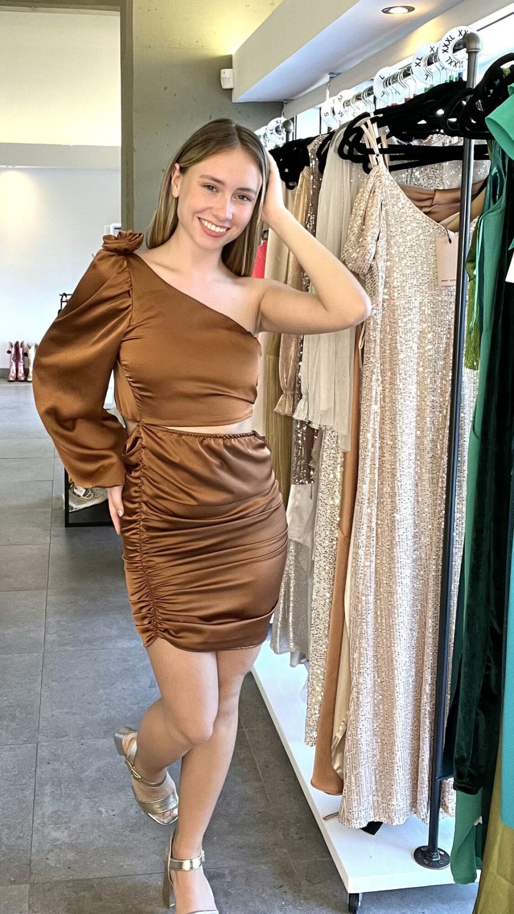 Vestido Corto Marrón Asimétrico con Rosas a los Lados