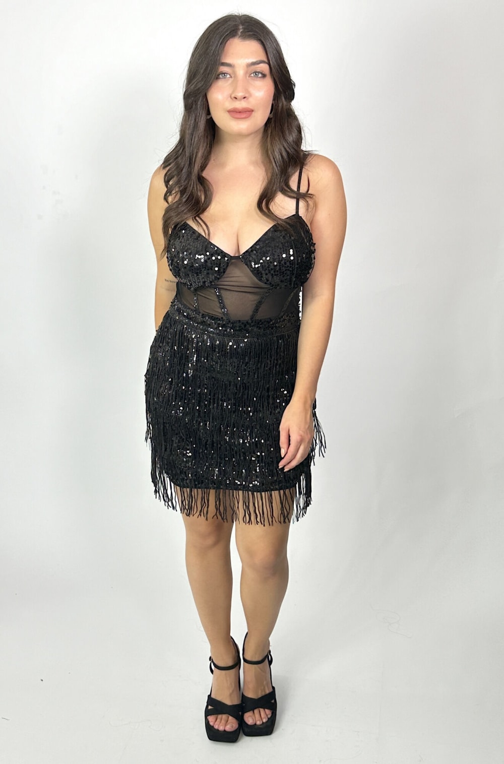 Vestido Corto Negro con Brillos y Flecos
