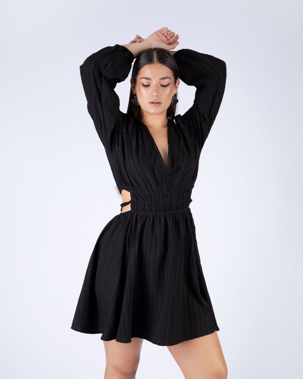 Vestido Corto Negro con Mangas y Abierto a los Costados