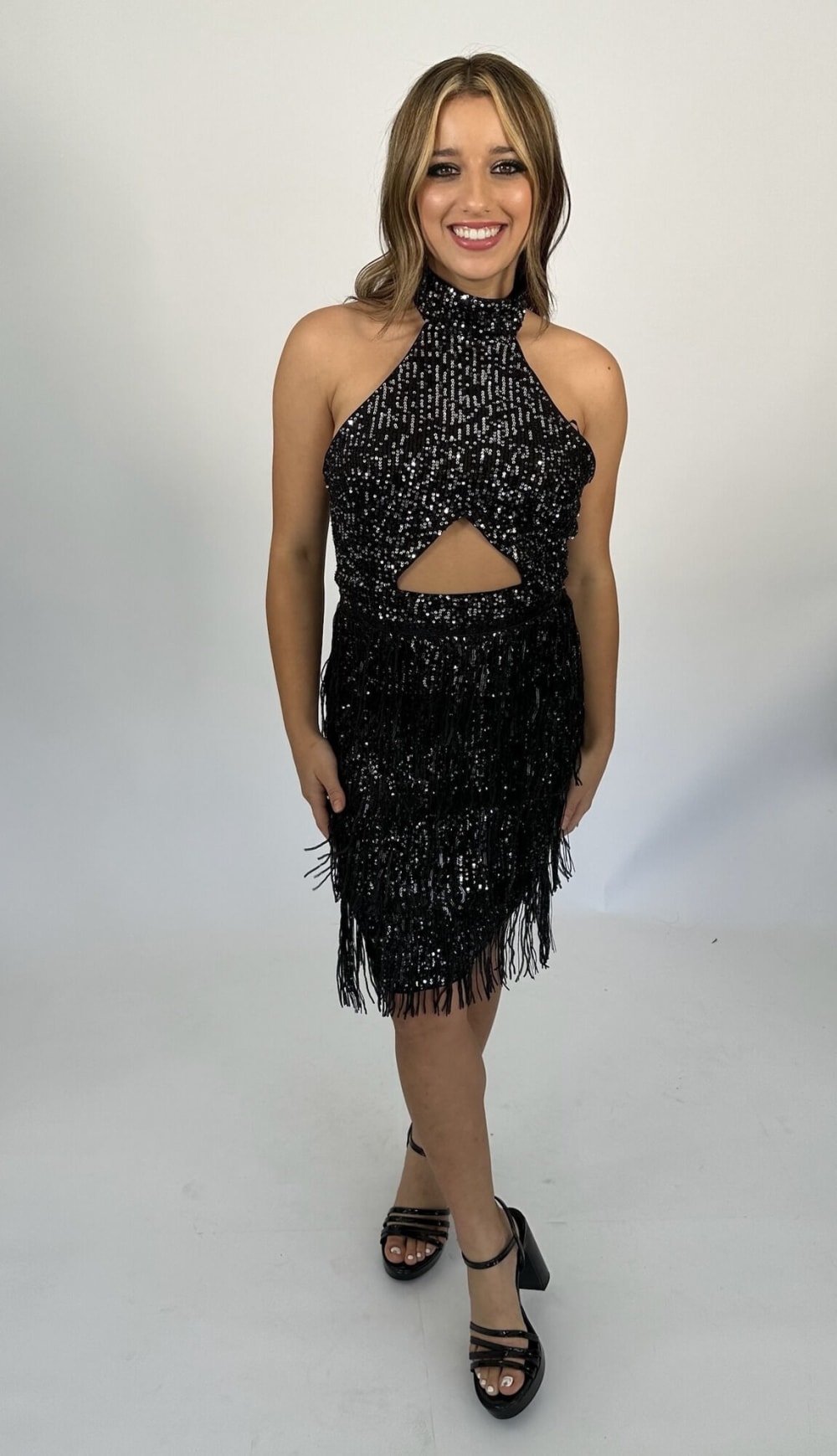 Vestido Corto Negro Cuello Halter con Falda Flecos