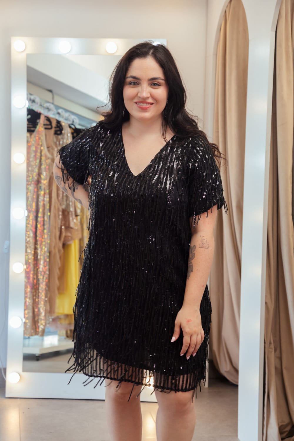 Vestido Corto Negro tipo Remerón con Flecos
