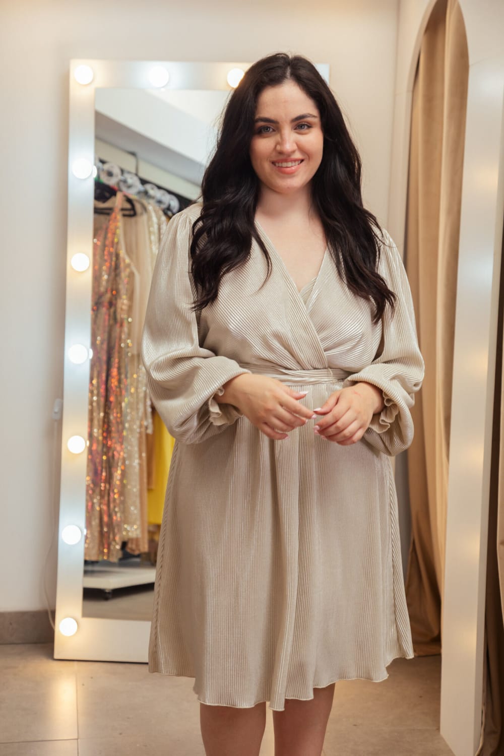 Vestido Corto Plata con Mangas Puños  y Lazo