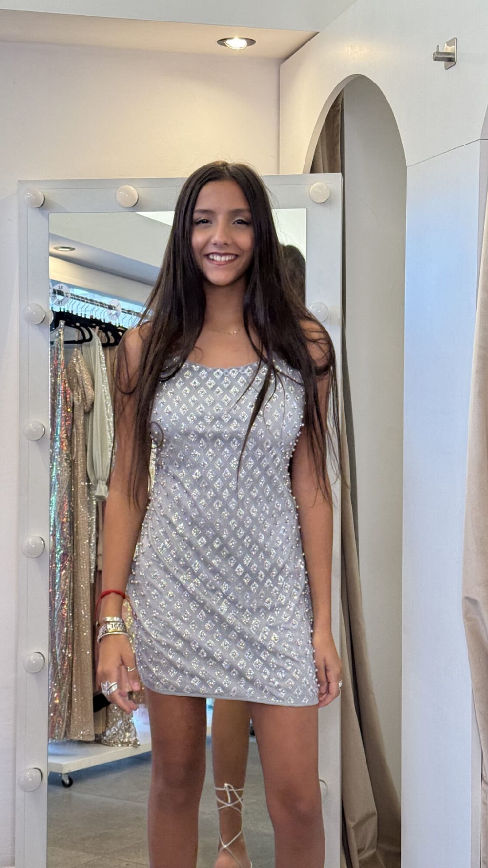Vestido Corto Plateado con Rombos con Glitter y Perlas