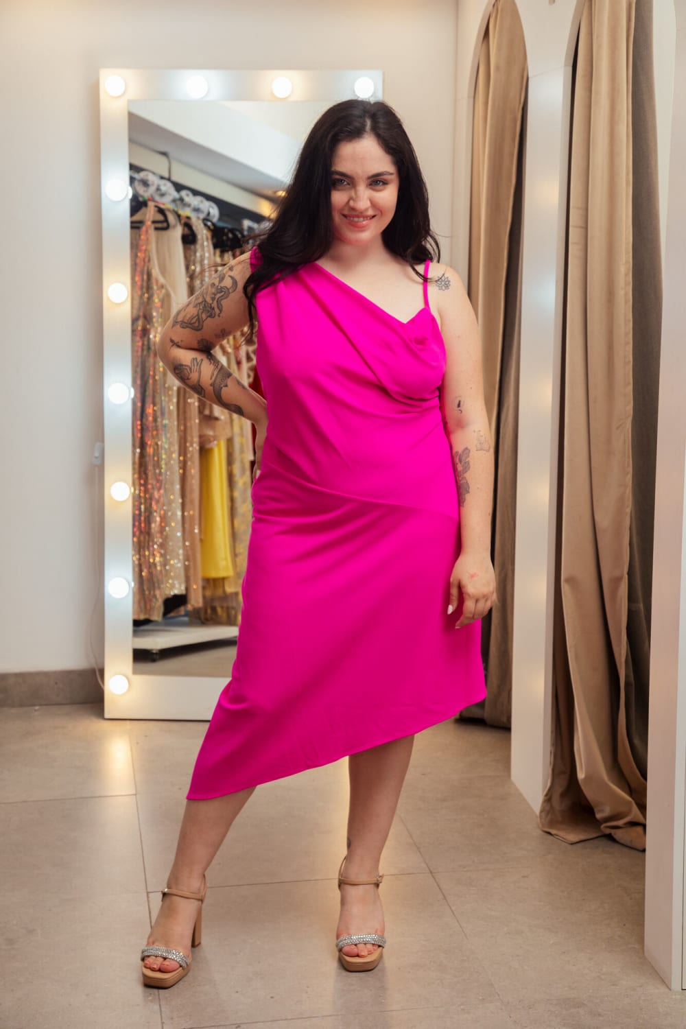 Vestido Corto Rosa Fucsia con Hombro Ancho y Bretel Fino