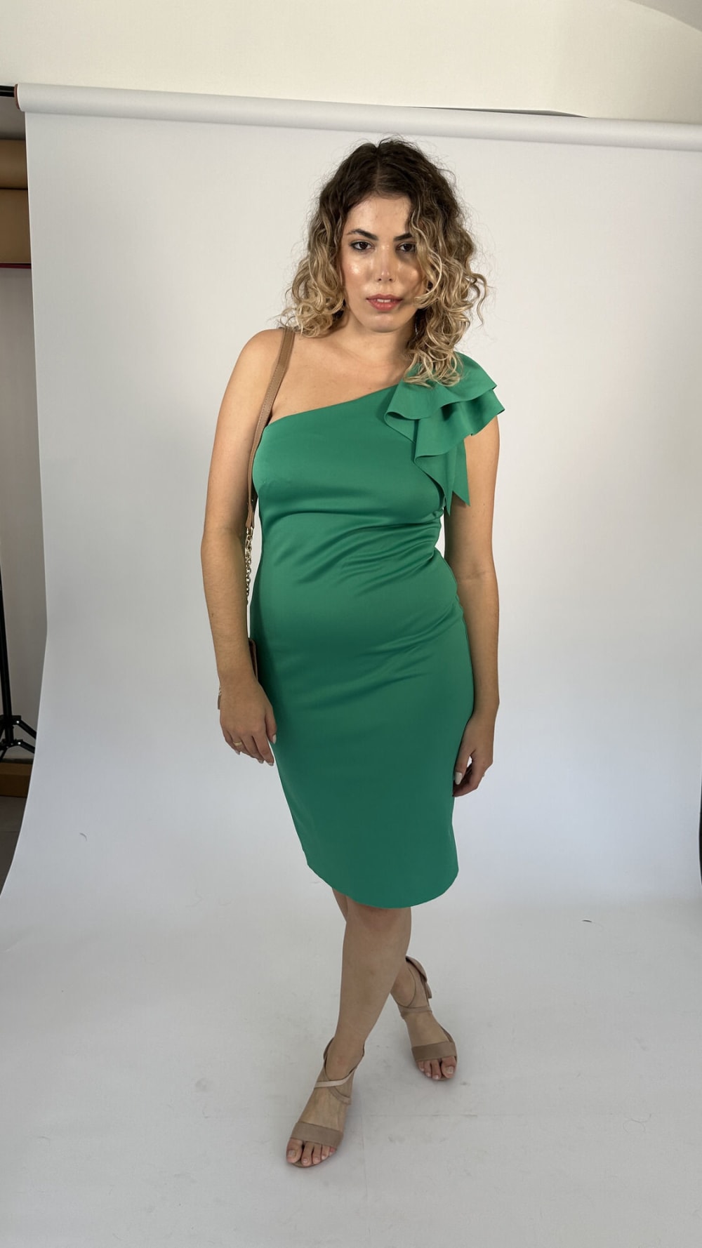 Vestido Corto Verde con Flor al Hombro