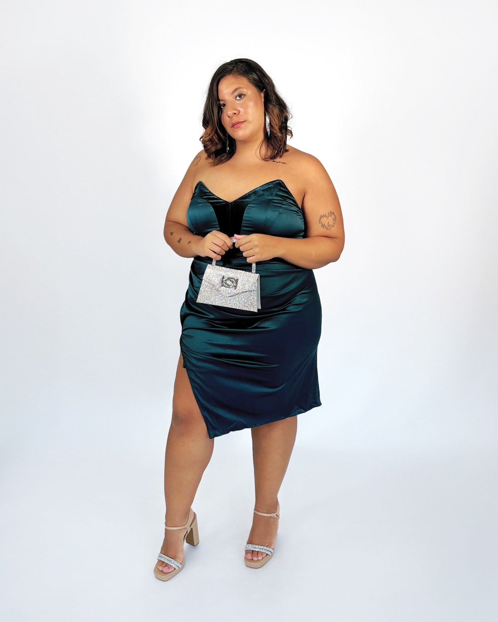 Vestido Corto Verde Escote en Picos Tajo
