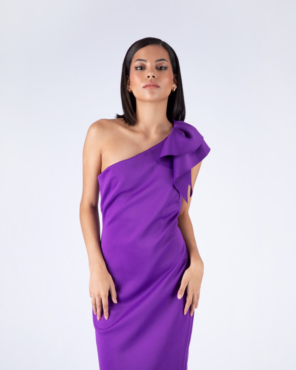 Vestido Corto Violeta con Flor en el Hombro