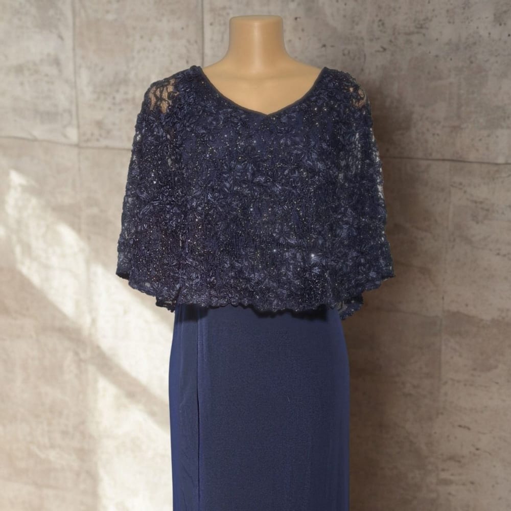Vestido de Madrina Azul Navy — Poncho de Encaje con Brillo