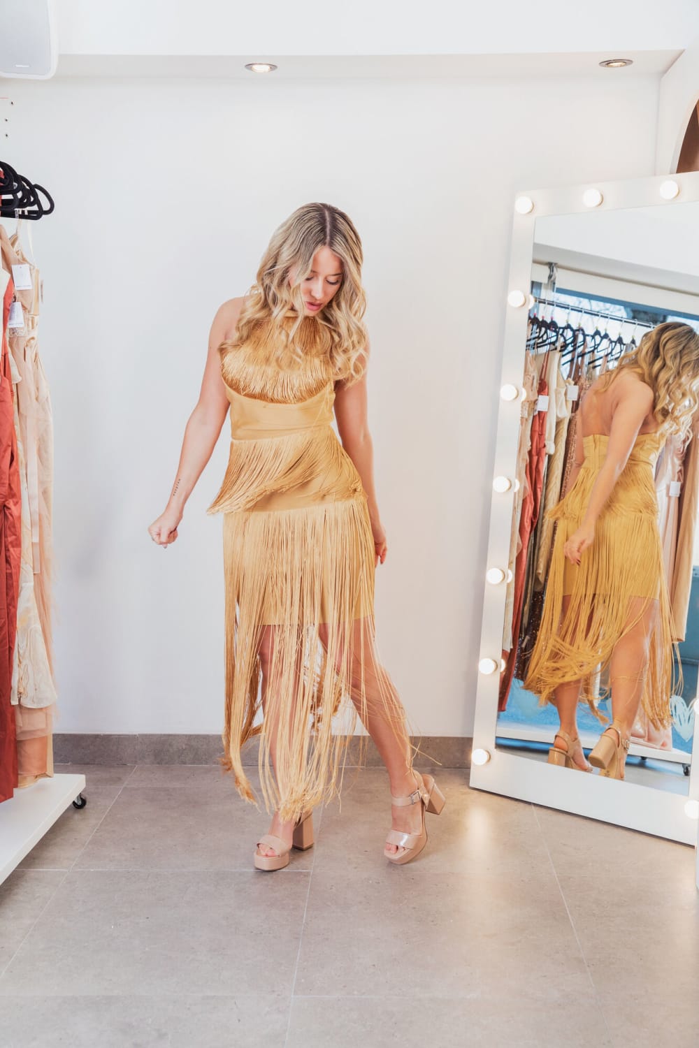 Vestido Dorado con Felcos en Pecho Cosidos y en Falda